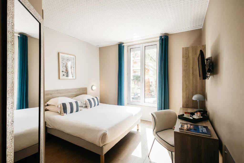 Hôtel Le Petit Castel — 2