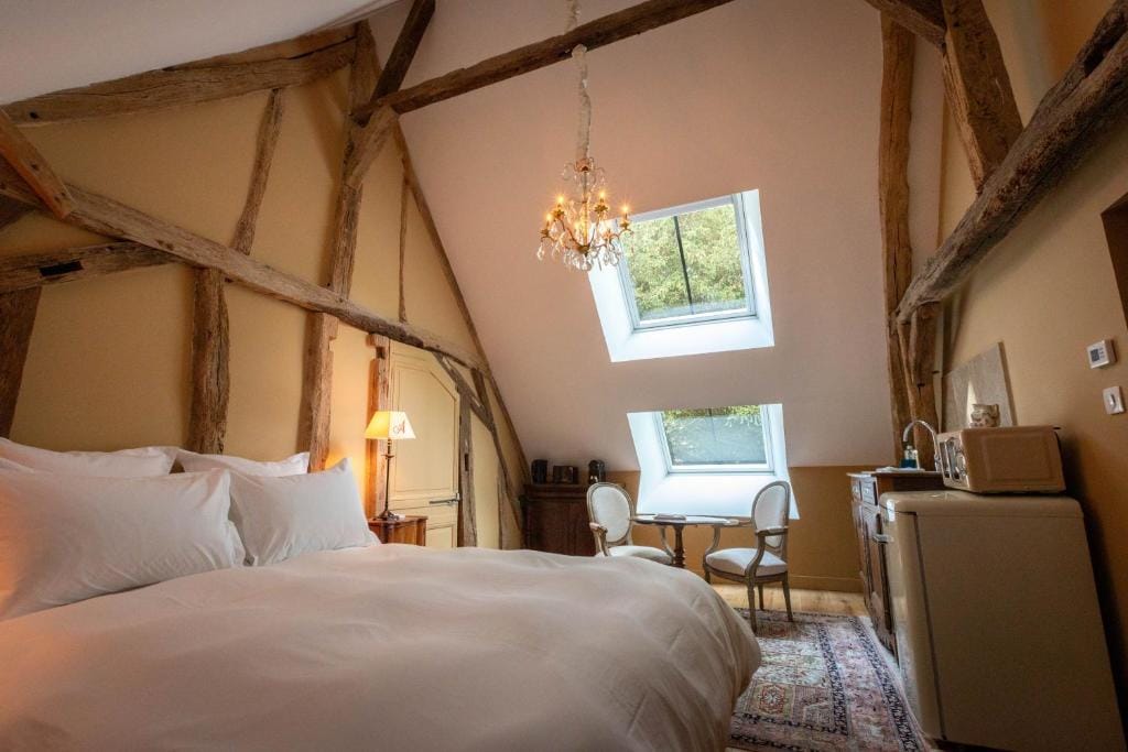 Les charpentes des communs du Château du Sollier - Charme Calme Confort Climatisation à 5mn de la sortie 7 Bourges A71 parking gratuit privé, Panette collection — 2