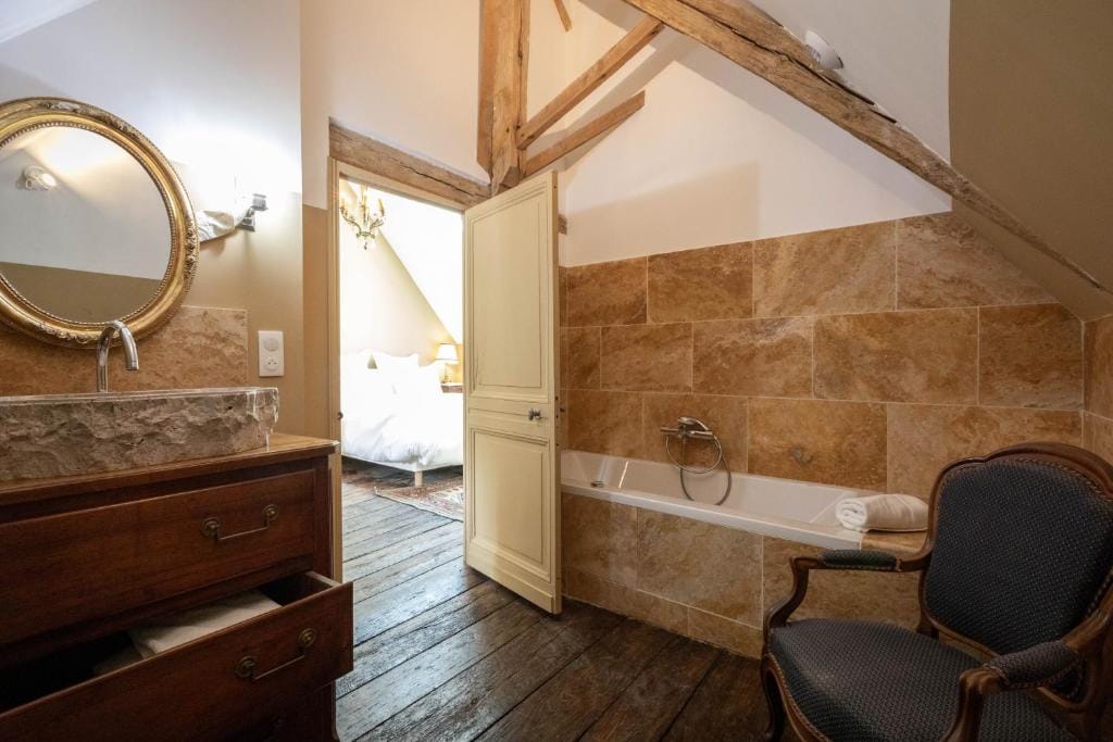 Les charpentes des communs du Château du Sollier - Charme Calme Confort Climatisation à 5mn de la sortie 7 Bourges A71 parking gratuit privé, Panette collection — 3