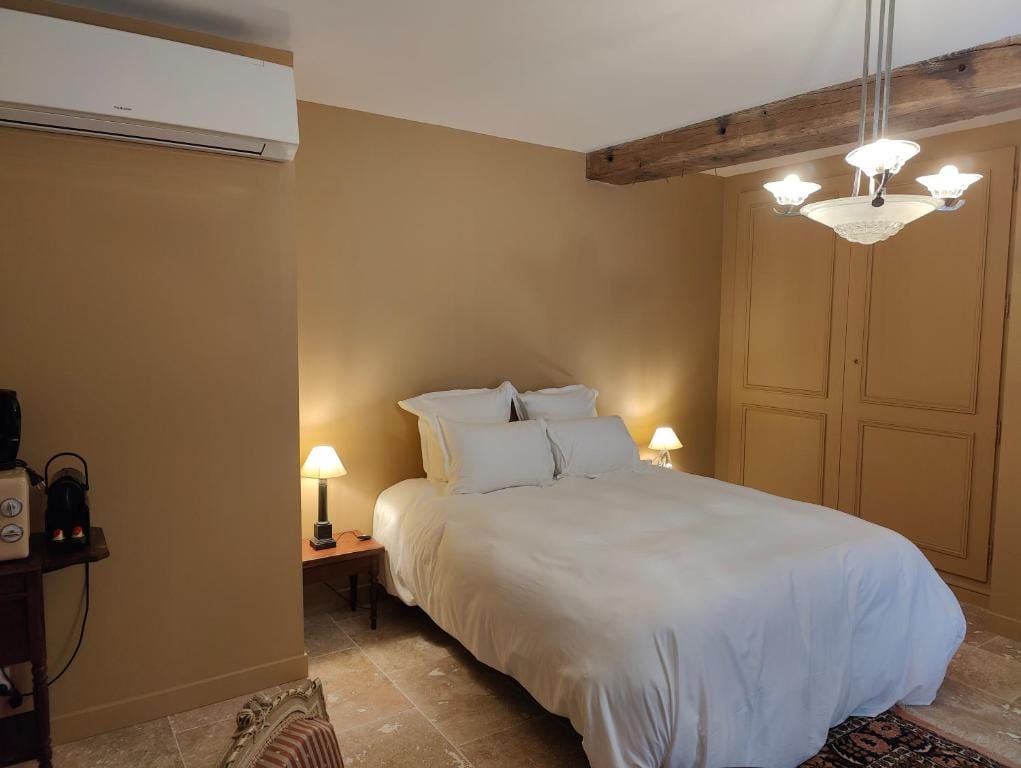 Les communs du Château du Sollier - Charme Calme Confort Climatisation - à 5mn du péage de Bourges à la campagne - stationnement privé - Panette Collection — 2