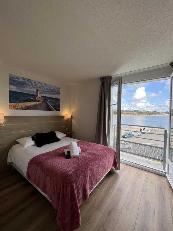 Couett'Hôtel Brest Port de plaisance, Les pieds dans l'eau — 1