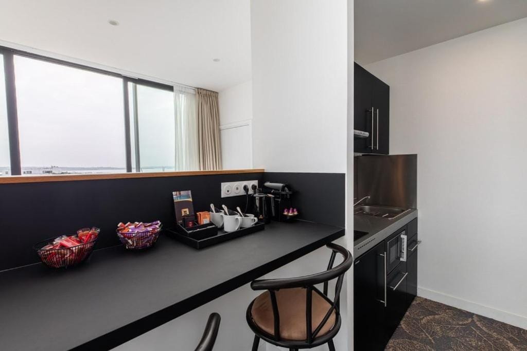 Le Barracuda & Spa, pieds dans l'eau, vue mer, espace bien-être offert — 3