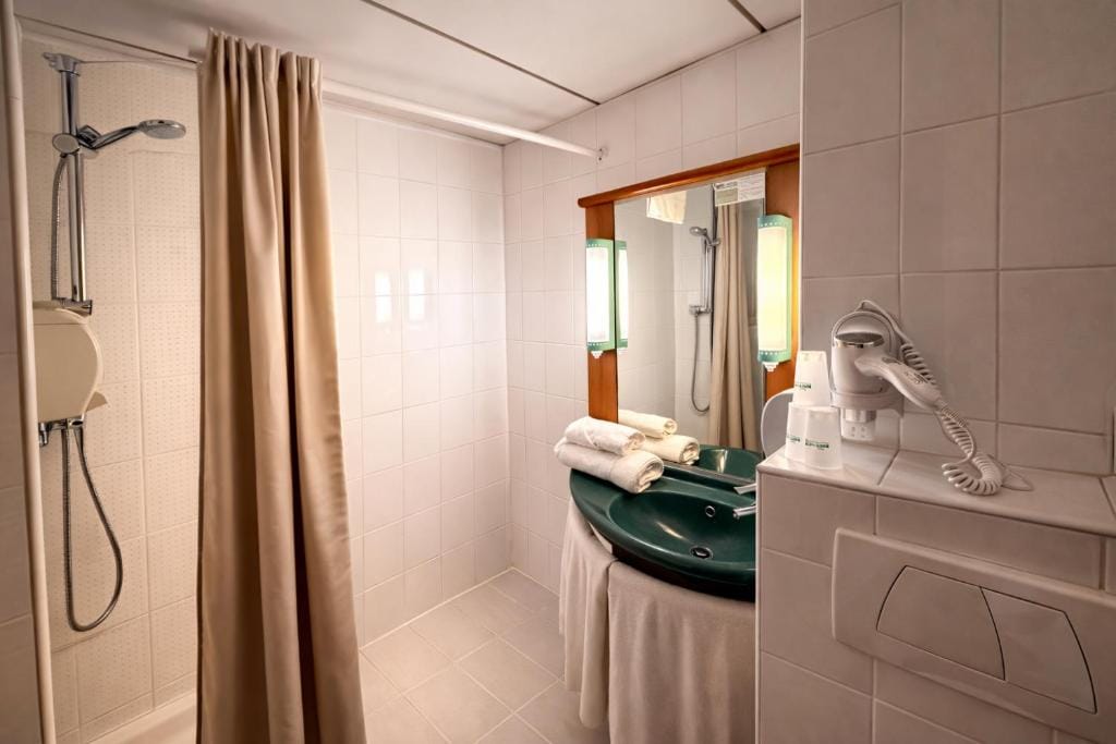 Brit Hotel Calais — 3
