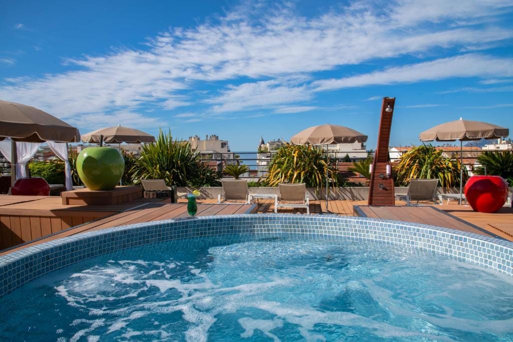 Best Western Premier Le Patio des Artistes Wellness Jacuzzi — 1
