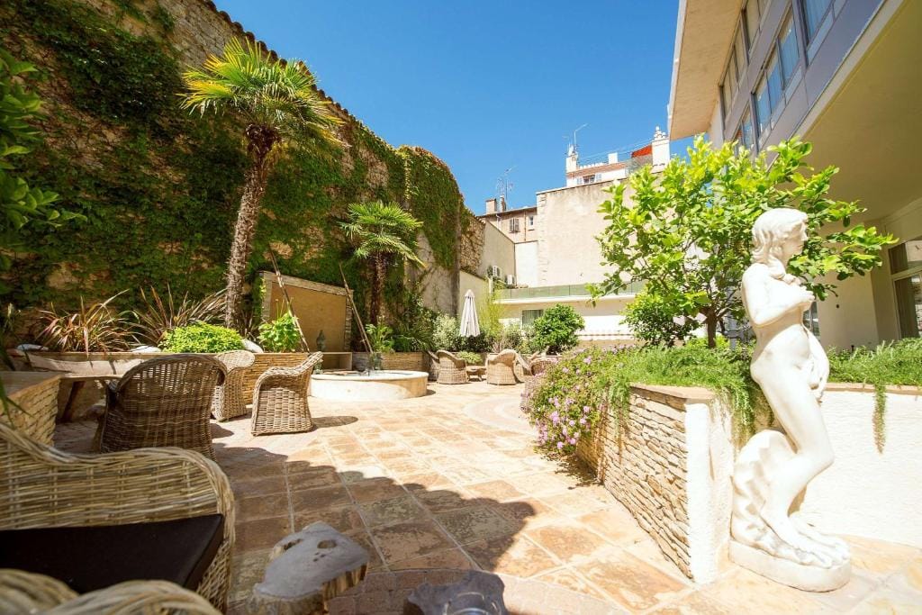 Best Western Premier Le Patio des Artistes Wellness Jacuzzi — 3