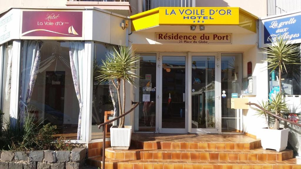 La Voile D' Or seul hôtel sur le port — 2