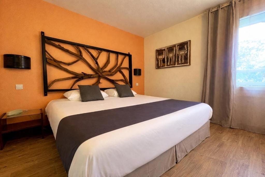 Logis Hôtel Les Grenadines — 4