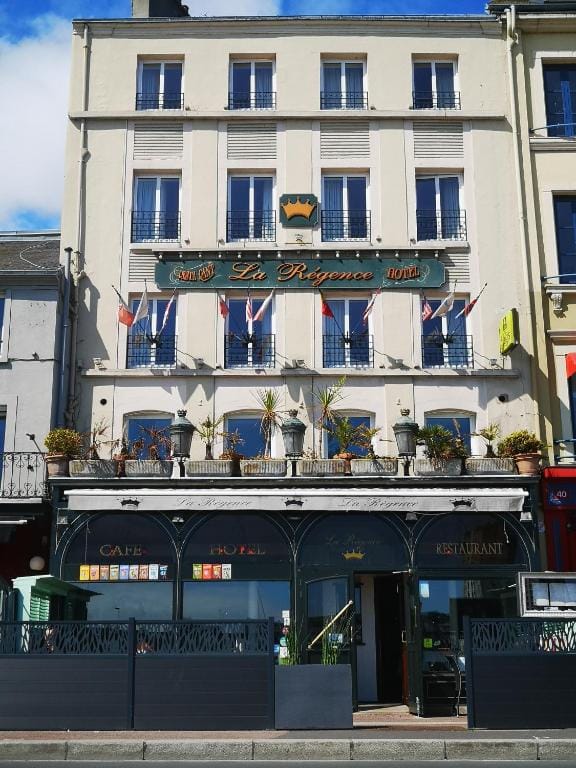 Logis HOTEL RESTAURANT La Régence — 1