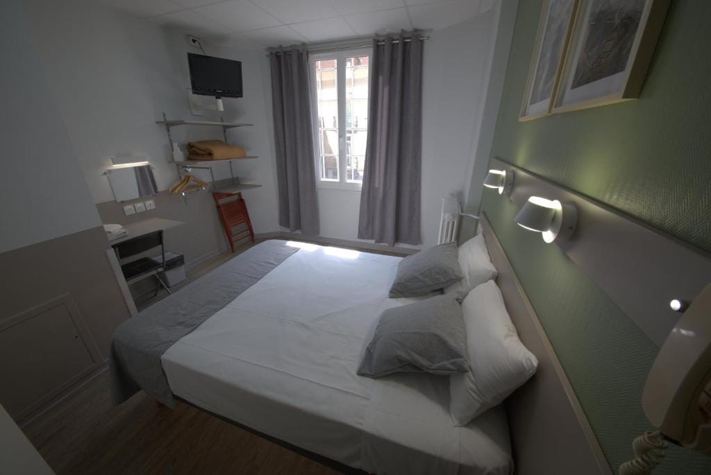 Hotel Lux — 2