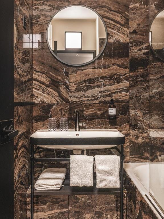 Maisons du Monde Hôtel & Suites - La Rochelle Vieux Port — 2