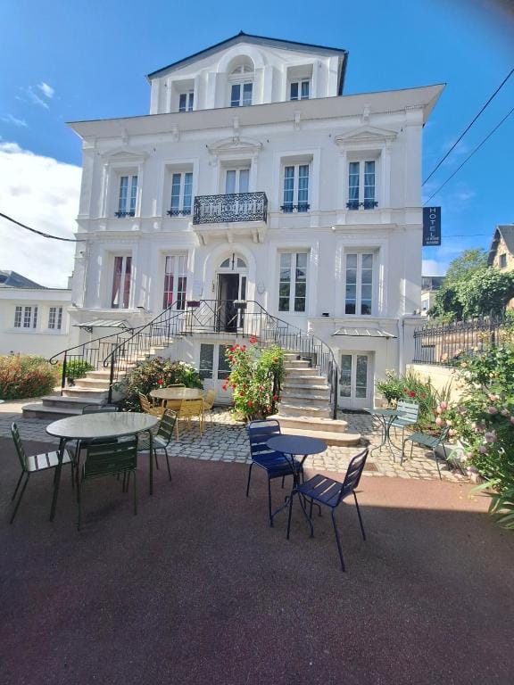 Hotel de Charme La Bonne Adresse - Logis hotels — 4