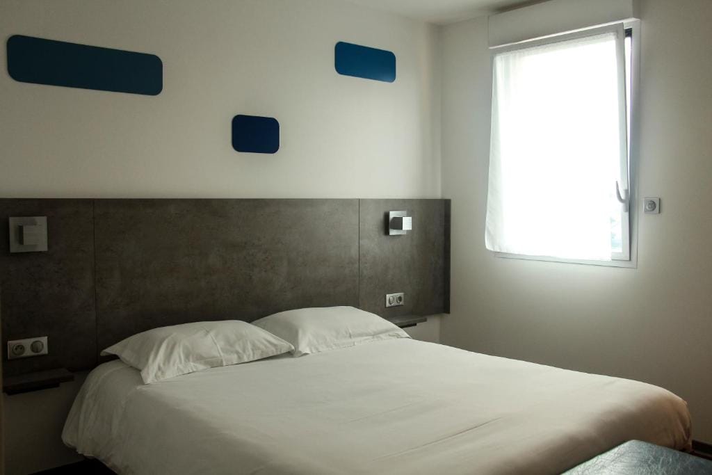 H24 HOTEL — 2