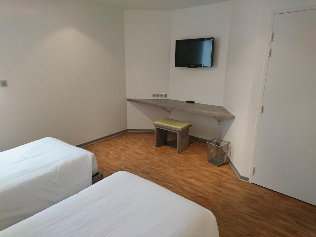H24 HOTEL — 5