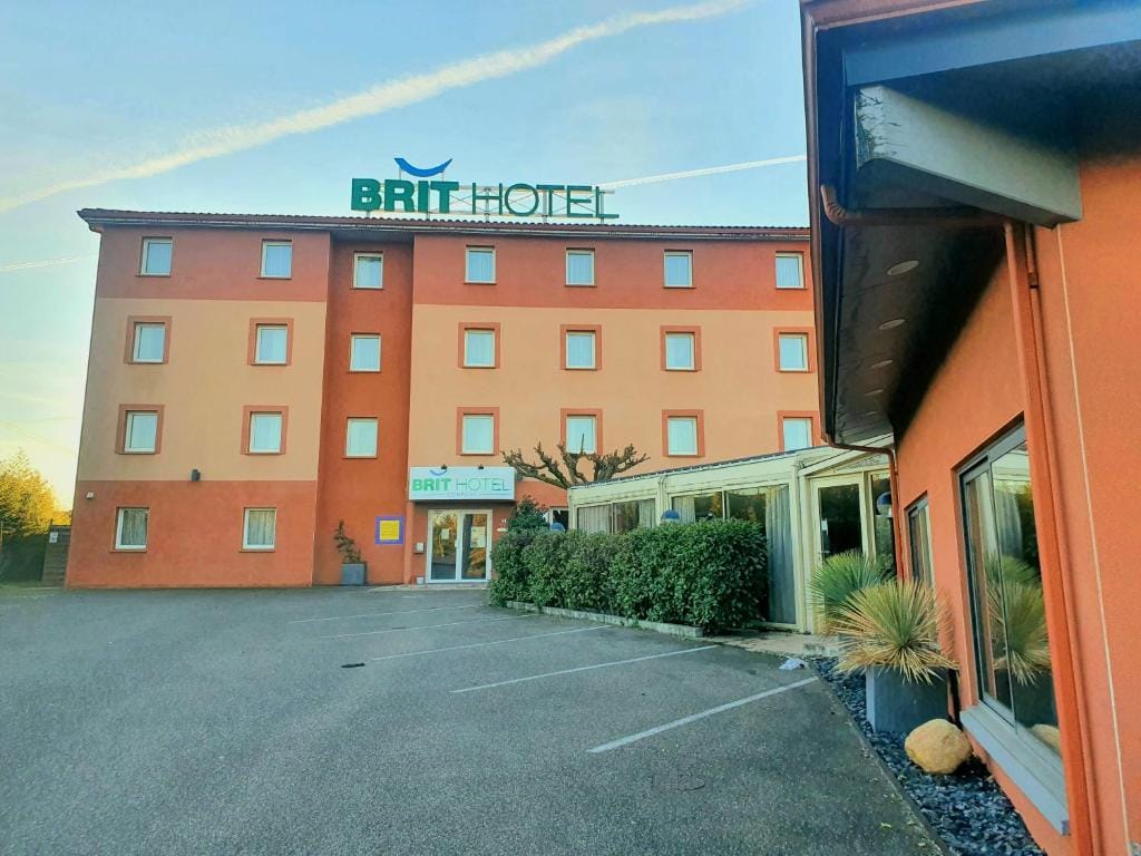 Brit Hotel Confort Montauban — 1