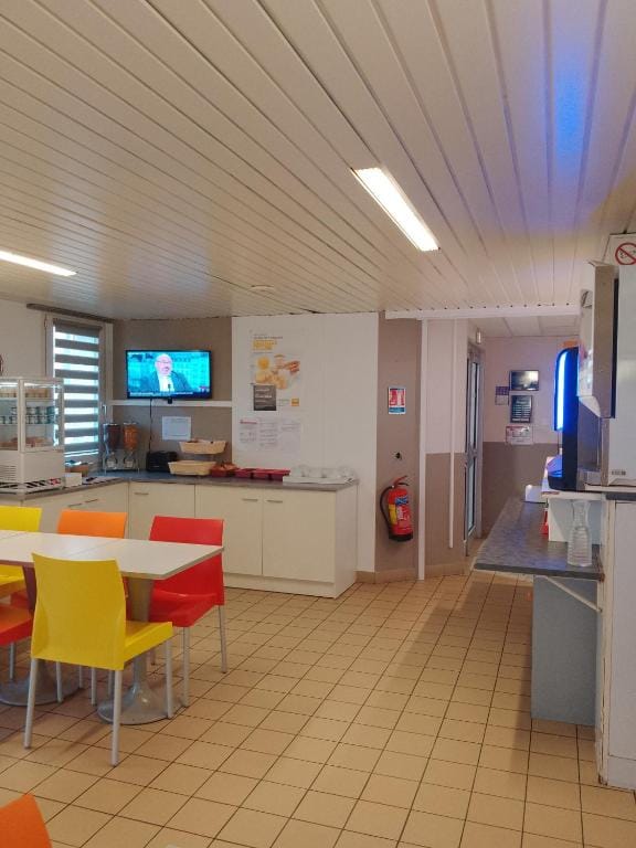 Premiere Classe Niort Est - Chauray — 4