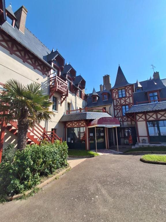 Manoir Du Cunningham — 1