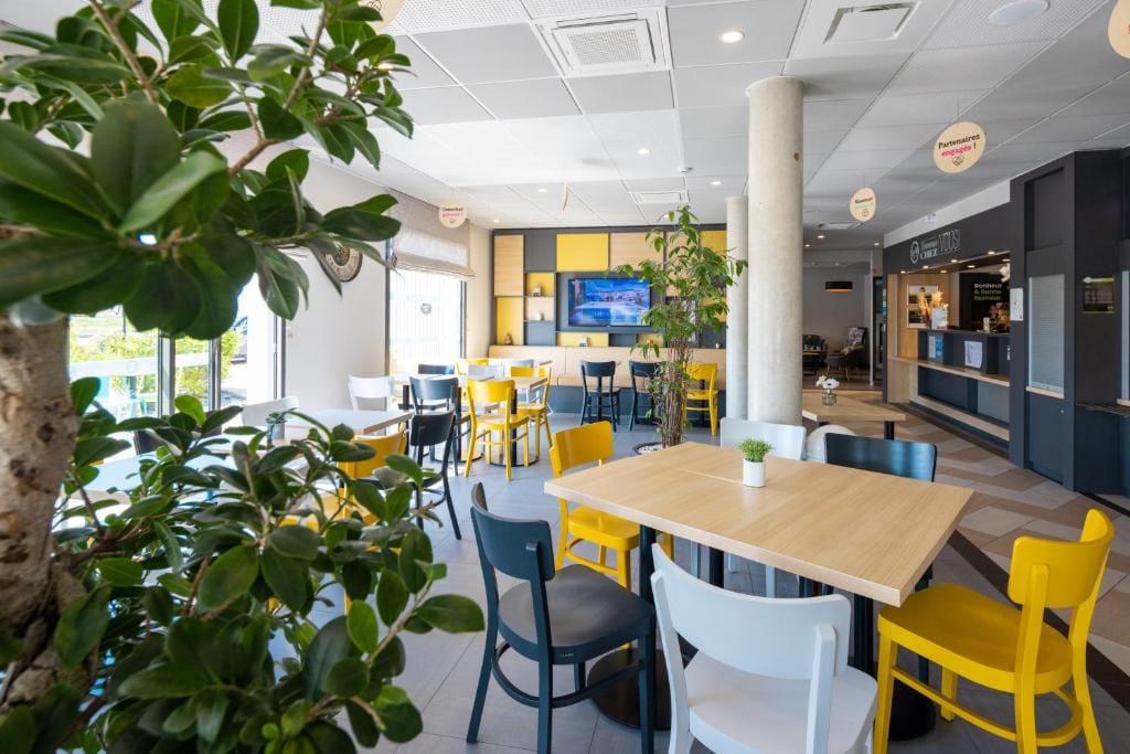 B&B HOTEL Troyes Magasins d'usine — 3