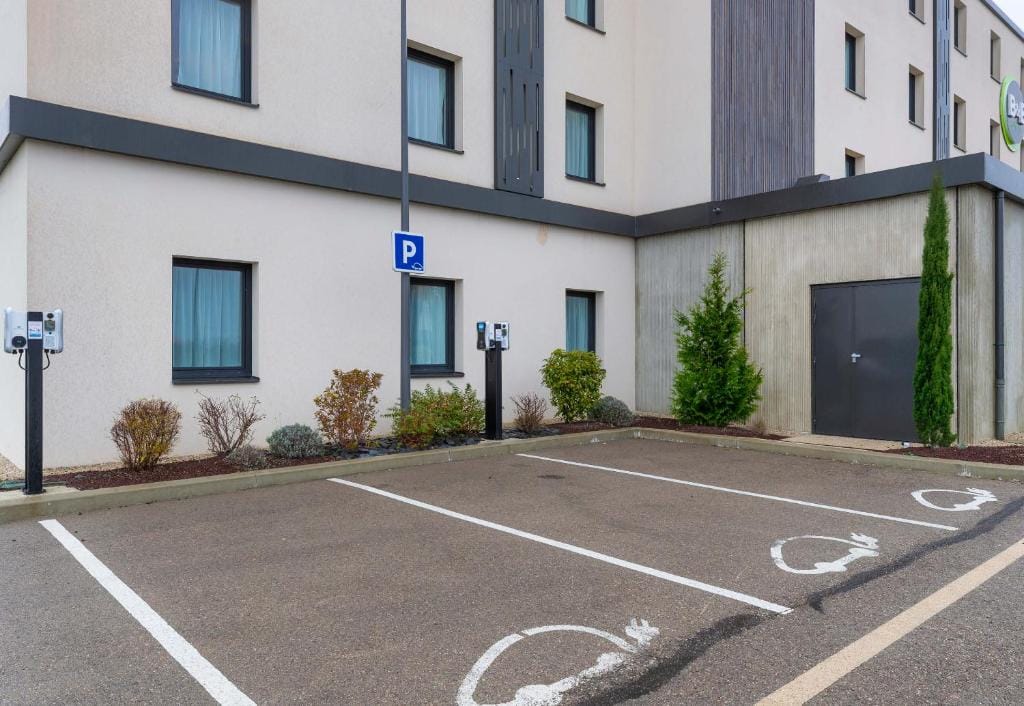 B&B HOTEL Troyes Magasins d'usine — 4
