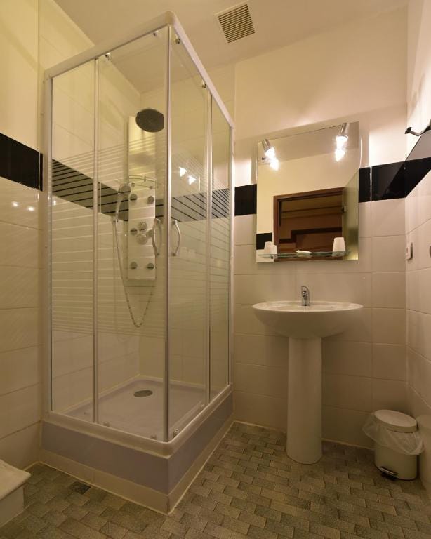 Logis Hôtel Saint Jacques — 3