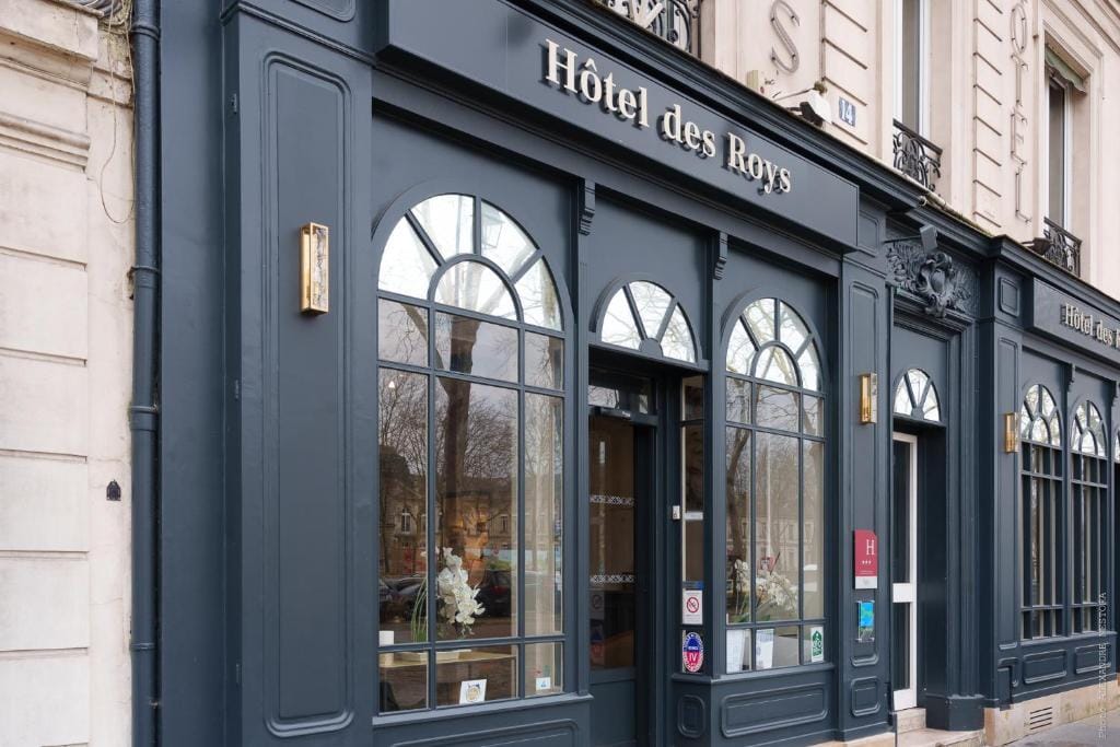 A l'Hôtel Des Roys — 1