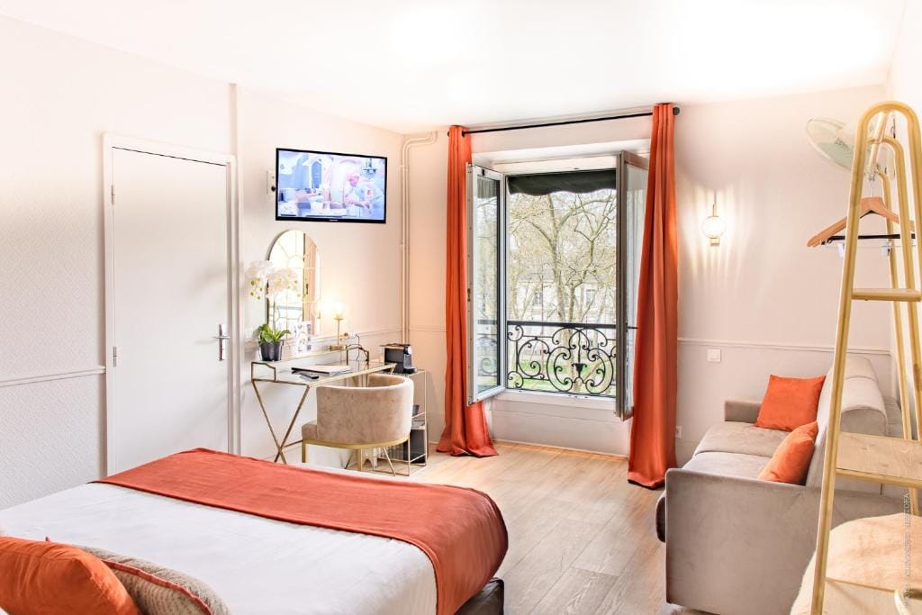 A l'Hôtel Des Roys — 2