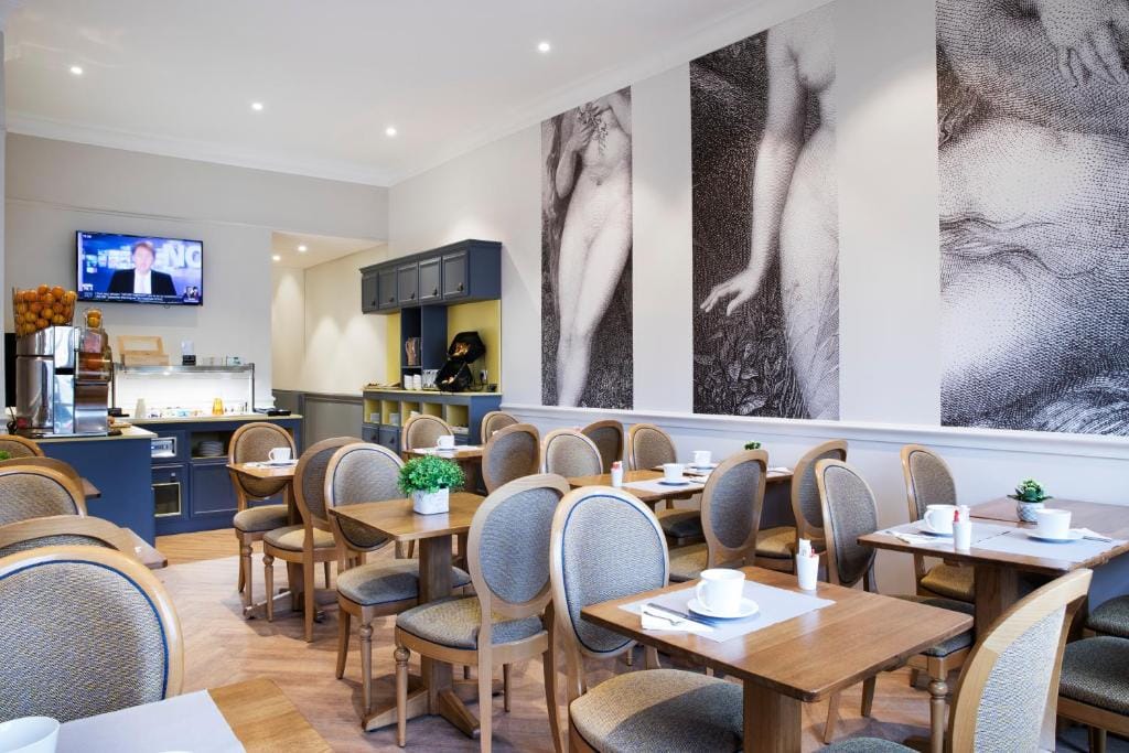 A l'Hôtel Des Roys — 5